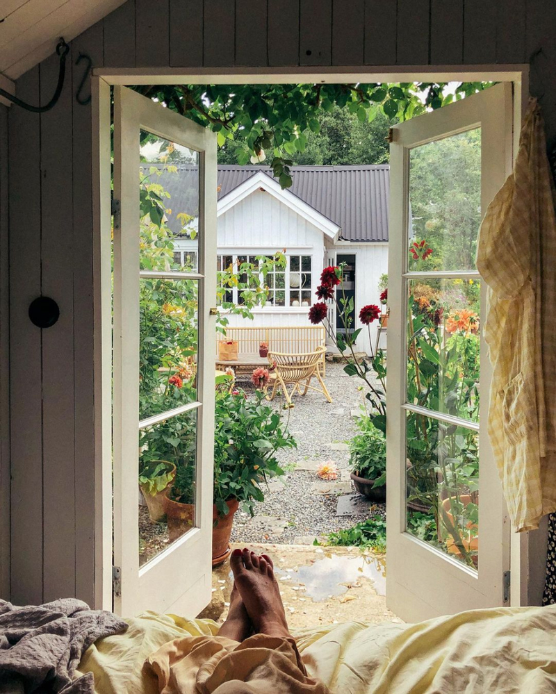 The cottage house of Elin Lannsjö full of Dahlias - a green getaway in the city. Photo: Elin Lannsjö.